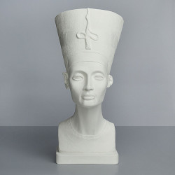 Бюст Нефертити в шапке, гипс 