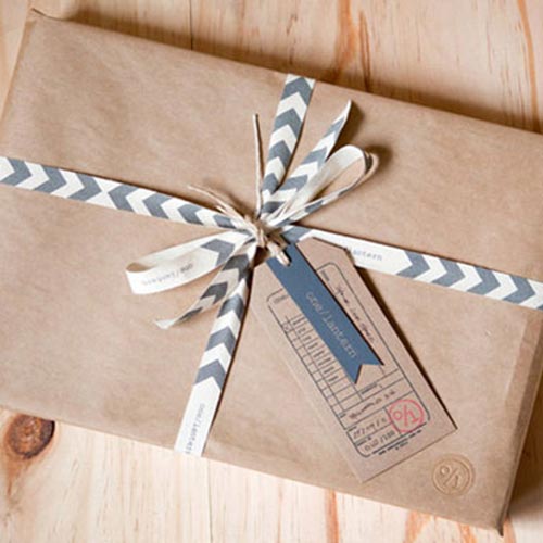 Красиво упаковать в крафт бумагу. Подарки и упаковка. Упаковать подарок. Упаковка подарка в крафт бумагу. Подарок в крафт бумаге.